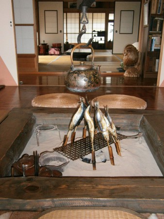 囲炉裏にていわしの炙り